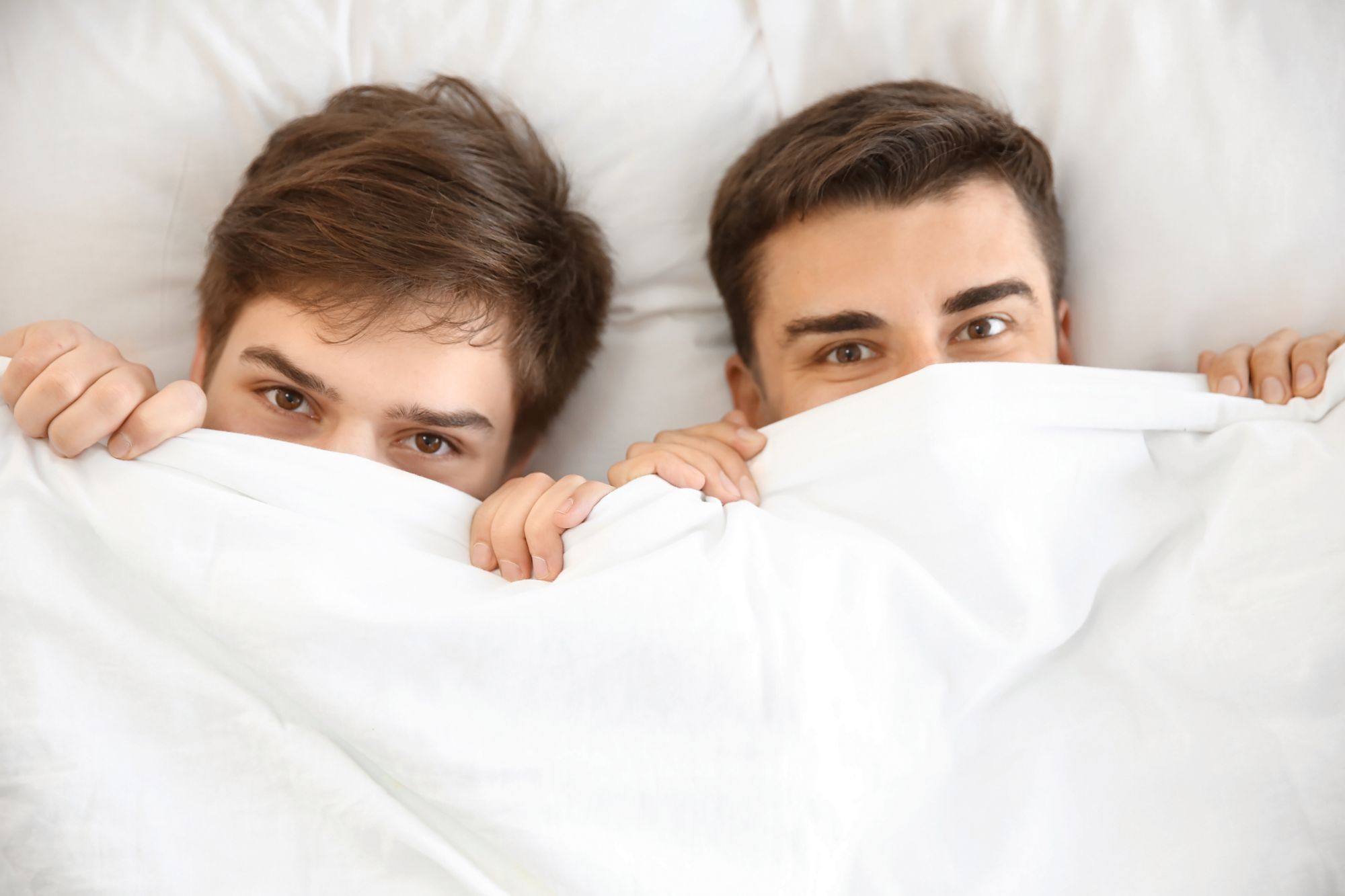 Два парня под одеялом
